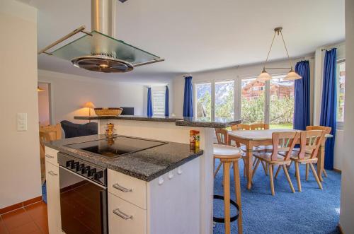 a kitchen and dining room with a table and chairs at Casa Cresta A31 in Arosa