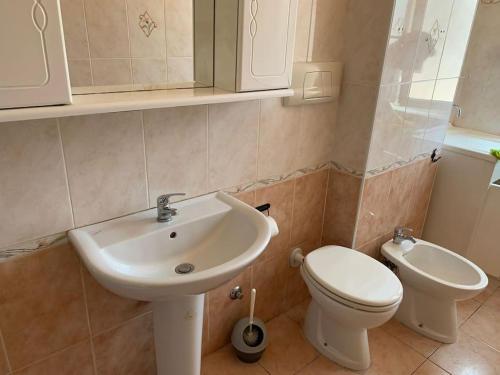 La salle de bains est pourvue d'un lavabo et de toilettes. dans l'établissement appartamento via Lauretis, à Silvi Marina