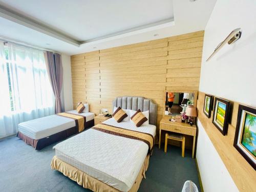 a hotel room with two beds and a desk at DREAM HOTEL Bắc Ninh in Hòa Ðình