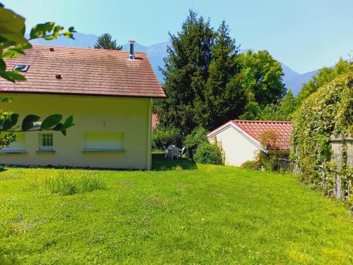 een achtertuin van een huis met een grasveld bij Chambre à louer 15mnn de Grenoble-salle de bain privée-WIFI gratuit in Fontanil-Cornillon