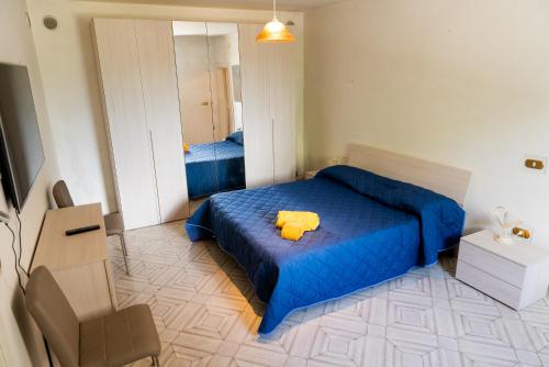 a bedroom with a blue bed with a yellow pillow at Belvedere in Tagliacozzo