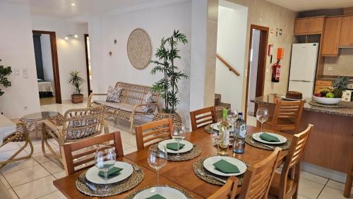eine Küche und ein Esszimmer mit einem Tisch und Stühlen in der Unterkunft Seabreeze- Vista Mar-Vivenda Privada-Near Ericeira in São Pedro da Cadeira