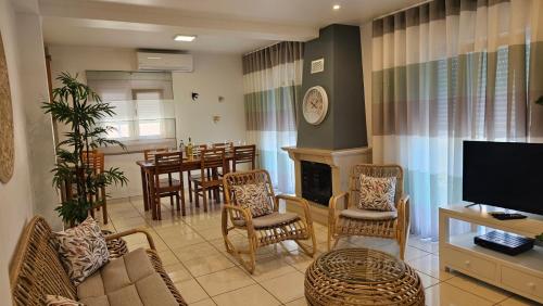 Televisyen dan/atau pusat hiburan di Seabreeze- Sea View-Heated Pool-Near Ericeira