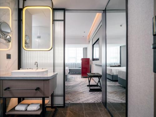 Kúpeľňa v ubytovaní Shenzhen Shanghai Hotel -Complimentary Mini Bar and Late Check Out