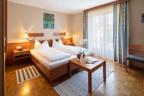 ein Hotelzimmer mit einem Bett und einem Tisch in der Unterkunft Breitenfelderhof zur Riegersburg in Breitenfeld an der Rittschein