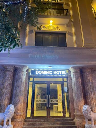 a building with a downing hotel sign in front of it at DREAM HOTEL Bắc Ninh in Hòa Ðình