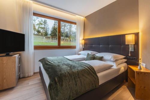 馬萊斯韋諾斯塔的住宿－Maraiashof，一间卧室设有一张大床和大窗户