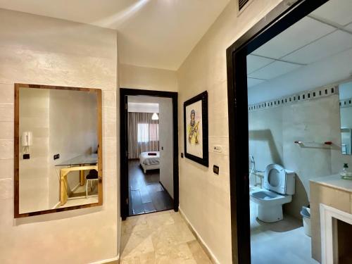 マラケシュにあるSabor Apartment Anas Majorelleのバスルーム(トイレ、洗面台、鏡付)