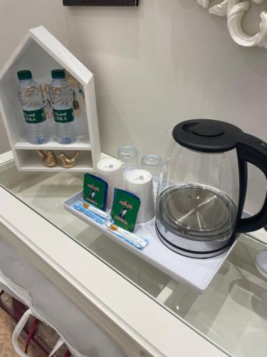 a tea kettle on a shelf in a refrigerator at شقة الأصيل سكن خاص بيوت ضيافة غرفة وصالة مستقلة لا يوجد مصعد درج فقط Al Aseel Apartment Buyoot Al Diyafah in Taif