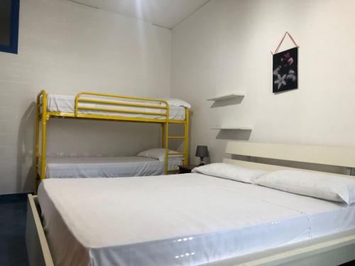 ヴィエトリにあるCasa Vacanze Teresaの二段ベッド2組が備わるドミトリールームのベッド2台分です。