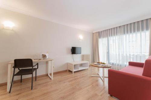  Hotel & Aparthotel Cosmos -  Room  picture :   Minibar    Bath    Safety deposit box                           