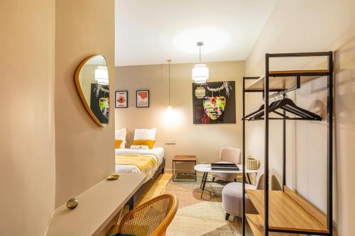 une petite chambre avec un lit et une chambre avec un miroir dans l'établissement Lovely apartment in the heart of Paris, à Paris