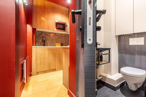 La salle de bains est pourvue de toilettes et d'une douche. dans l'établissement Lovely apartment in the heart of Paris, à Paris