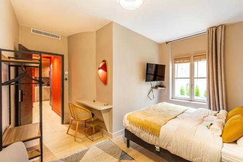 une chambre avec un lit, un bureau et une fenêtre dans l'établissement Lovely apartment in the heart of Paris, à Paris