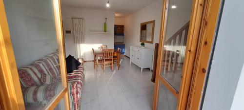 ein Wohnzimmer mit einem Sofa und einem Tisch in der Unterkunft Casa Emma in Suvereto