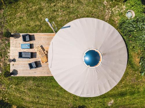 Κήπος έξω από το Jurty Glamping