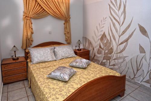 - une chambre avec un lit et 2 oreillers dans l'établissement Rose House, à Réthymnon
