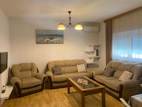 un soggiorno con due divani e un tavolo di Duraku Apartment a Ulcinj