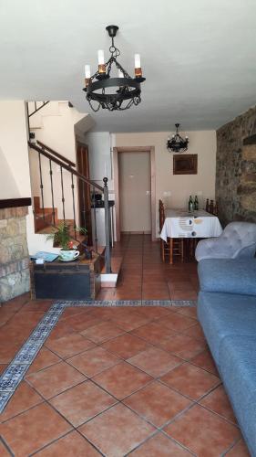 - un salon avec un canapé et une table dans l'établissement Casa rural La Casina, à Sariego