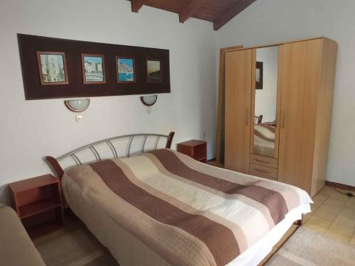 ein Schlafzimmer mit einem Bett und einem Holzschrank in der Unterkunft Holiday home in Rovinj - Istrien 11600 in Rovinj