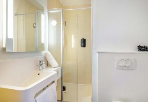 Et badeværelse på B&B HOTEL Cannes La Bocca Plage