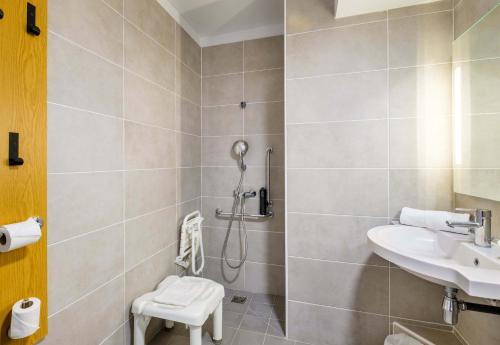 La salle de bains est pourvue d'une douche et d'un lavabo. dans l'établissement B&B HOTEL Cannes La Bocca Plage, à Cannes