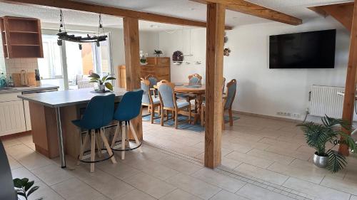 kuchnia i jadalnia ze stołem i krzesłami w obiekcie Ferienhaus im Grünen 