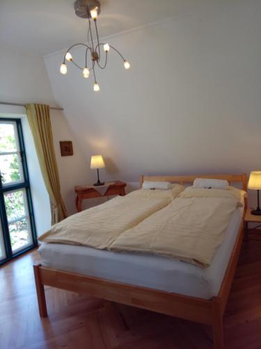 Postel nebo postele na pokoji v ubytování Ferienwohnung Blütenpracht Jork