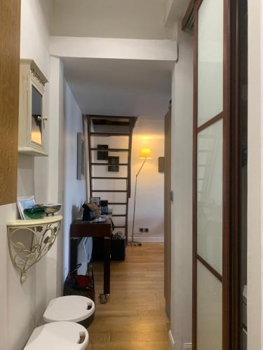 - un couloir avec des toilettes et un escalier dans la chambre dans l'établissement Confort à Paris, 8ème, galerie Lafayette, Louvre, champs Elysée, à Paris