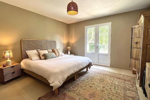 a bedroom with a large bed and a window at maison aux Baux de Provence in Les Baux-de-Provence
