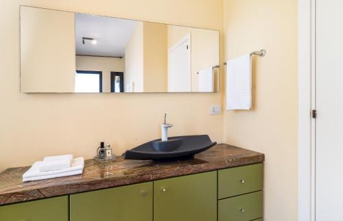 ein Bad mit einem Waschbecken und einem Spiegel in der Unterkunft Villa Flavia in Polignano a Mare