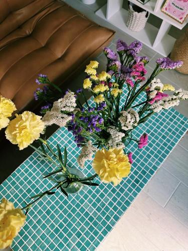 a vase of flowers sitting on a table at Amodiño do Camiño in Belesar