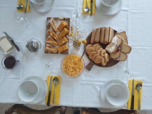 San Benedetto Belbo的住宿－Agriturismo Ca 'd Tistu，一张桌子,上面有各种面包和其他食物