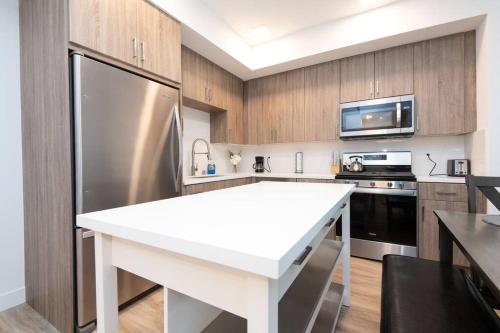 Una cocina o zona de cocina en Lux Apt with Rooftop pool by Convention Centr and Petco Park 40