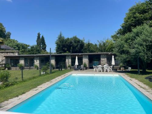 une piscine devant une maison dans l'établissement Chateau pool house, à Assat