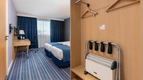 um quarto de hotel com uma cama e uma secretária em Holiday Inn Express Leigh - Sports Village, an IHG Hotel em Leigh