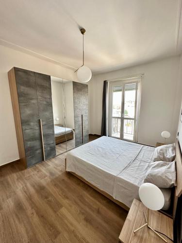 Un dormitorio con una cama grande y un espejo grande. en Casa Cigna, en Turín