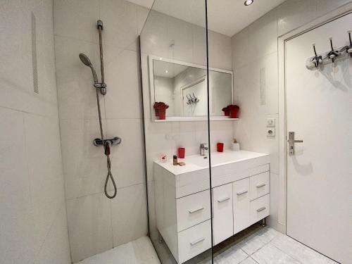 une salle de bain avec douche et lavabo dans l'établissement Gray d Albion THI235, à Cannes