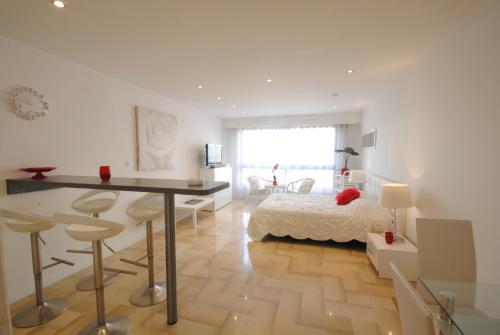 une chambre avec un lit et un bureau dans une pièce dans l'établissement Gray d Albion THI235, à Cannes