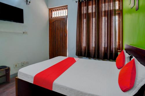a bedroom with a bed with red and green walls at Flagship Hotel Heaven Inn in Patna