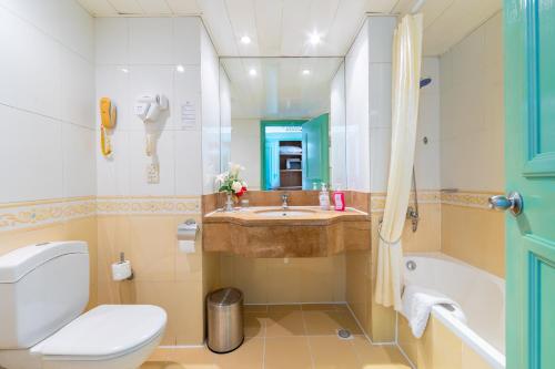 沙姆沙伊赫的住宿－Siva Sharm Resort & SPA - Couples and Families Only，一间带水槽、卫生间和淋浴的浴室