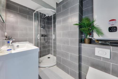 une salle de bain avec une douche, des toilettes et un lavabo dans l'établissement À 100m de la plage, Carnac, duplex vue mer pour 3, à Carnac