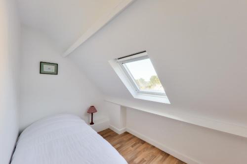 une chambre avec un lit et une fenêtre dans l'établissement À 100m de la plage, Carnac, duplex vue mer pour 3, à Carnac