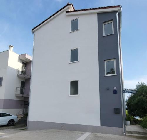 A2 - large 80m2 apt w sea view balcony and garden