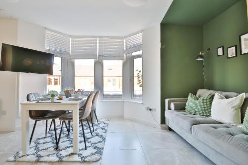 uma sala de estar com uma mesa e um sofá em 1 bedroom apartment near Cardiff Town Centre em Cardiff