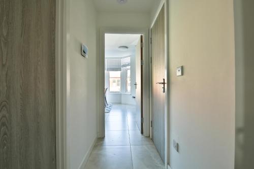um corredor com um corredor que leva a um quarto em 1 bedroom apartment near Cardiff Town Centre em Cardiff