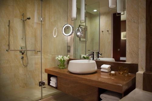 A bathroom at Renaissance Tianjin Lakeview Hotel