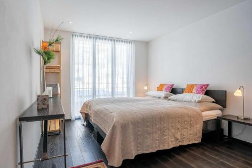 Ένα ή περισσότερα κρεβάτια σε δωμάτιο στο Denali Apartment by HomeFlow