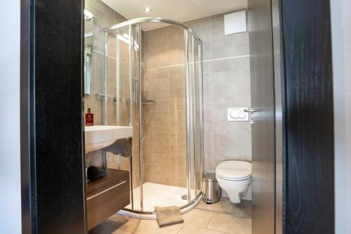 Ένα μπάνιο στο Denali Apartment by HomeFlow