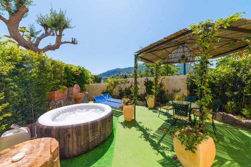 a garden with a large wooden tub in a yard at La Rosa - Luxury B&B in Ischia
